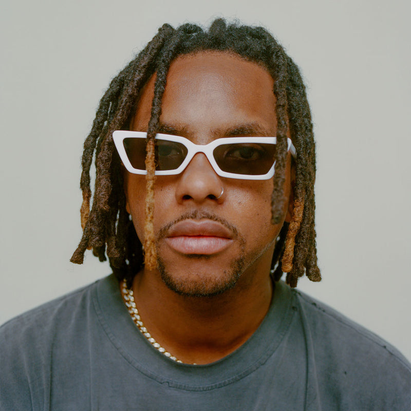 PLEASURES と AKILA のアイウェアコレクションが提携