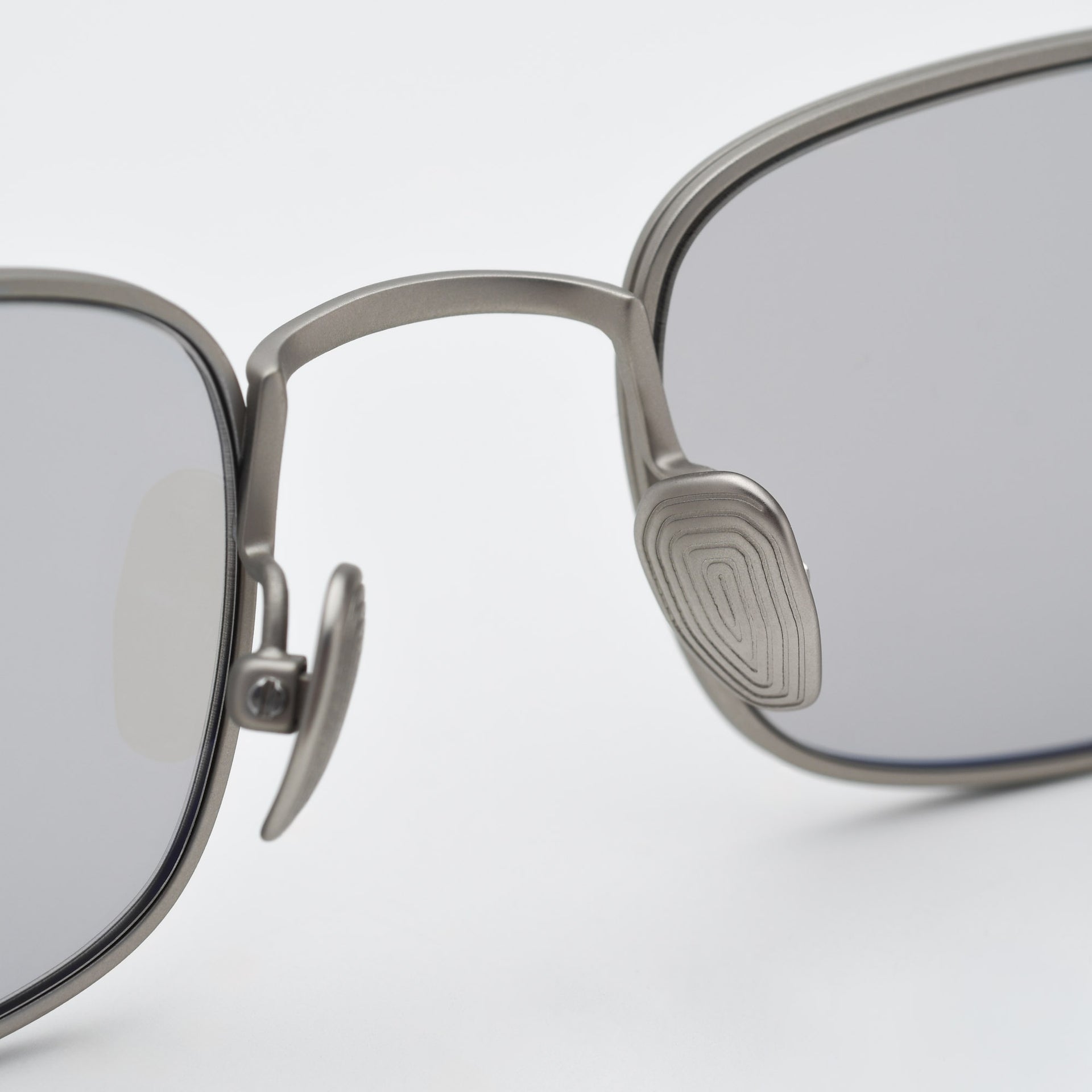 Brushed Silver / Light-Adaptive Grey