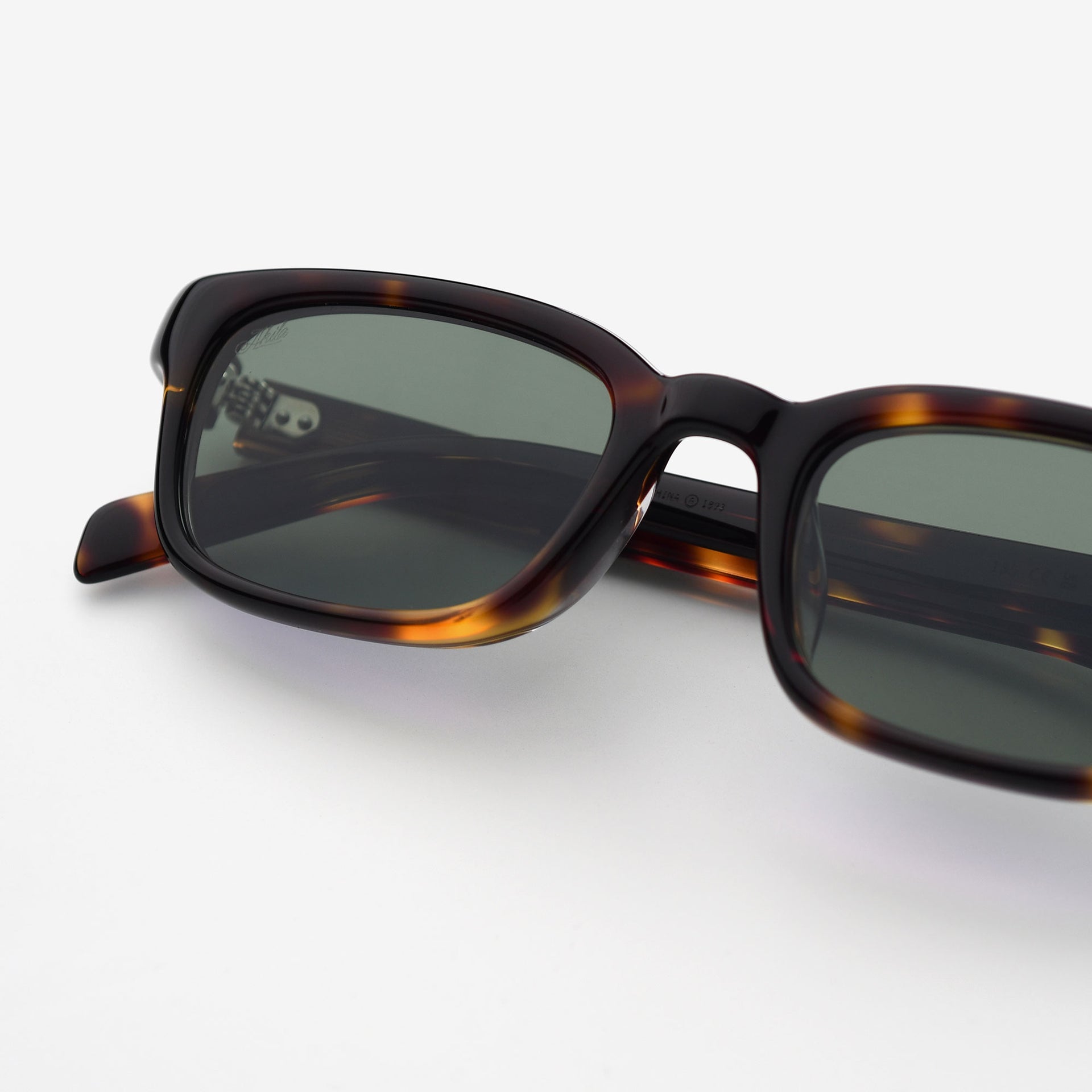 Brown Tortoise / Dk Green