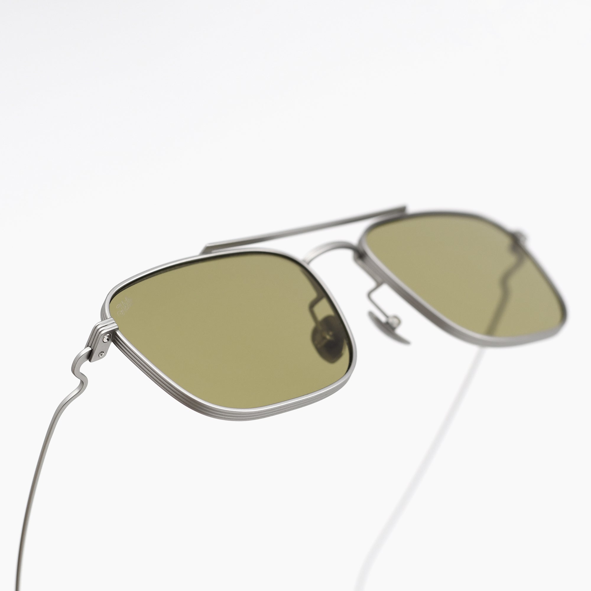 小物 AKILA MATTE SILVER TITANIUM Osiris in matte silver titanium with light lavender lenses, part